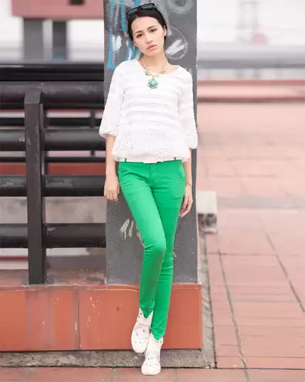 绿色T恤配裤子指南 穿出春夏清爽高级感