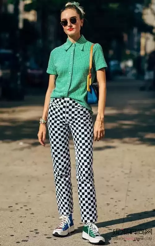 绿色短袖穿搭指南 这样配裤子时髦又显白