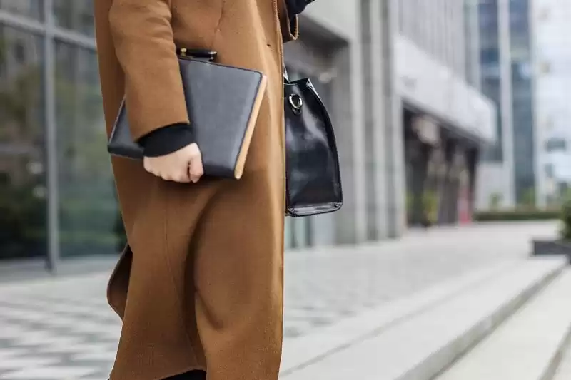 羊绒大衣的鞋柜搭档：从保暖到风度的冬日步调