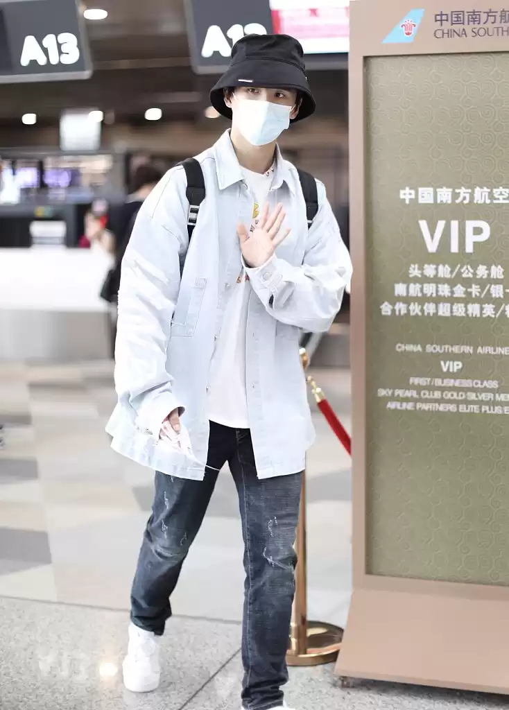 蓝色衬衫外套搭配妙招全解析