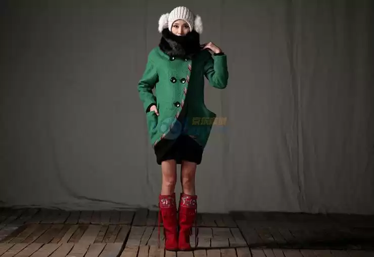 解锁绿色外套的穿搭密码 一件打底衫点亮你的冬日造型