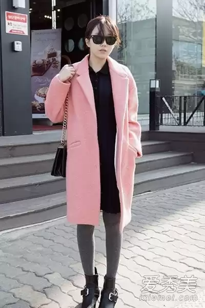 解锁绿色外套的穿搭密码 一件打底衫点亮你的冬日造型