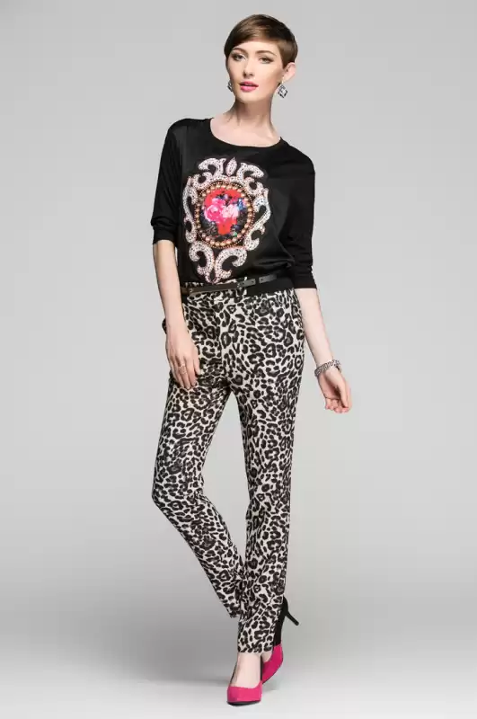 豹纹裤子搭配上衣秘诀 穿出时尚感不踩雷