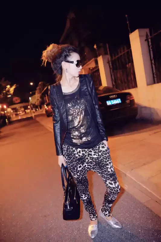 豹纹裤子搭配上衣秘诀 穿出时尚感不踩雷