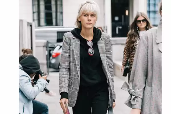 长款卫衣搭配外套的时尚宝典