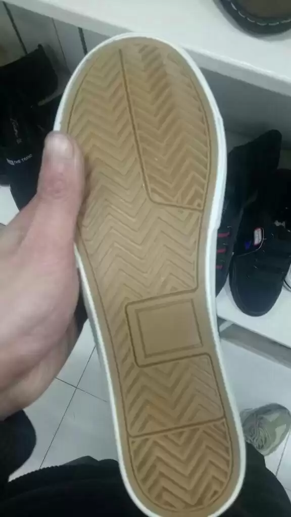 雨天走路不再心慌慌 哪种鞋底真正防滑抓得牢 雨天走路不再心慌慌 哪种鞋底真正防滑抓得牢