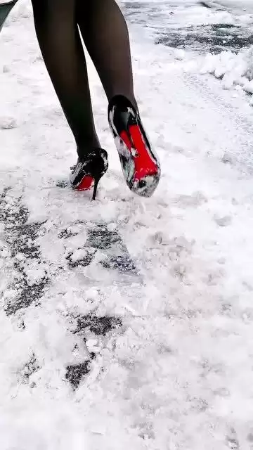 雪天出门不摔跤还时髦？选对鞋子才是真本事