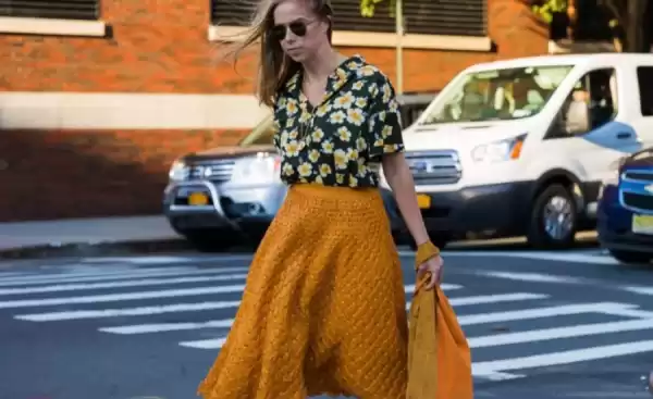 黑皮穿搭显白指南这些颜色让你告别暗沉