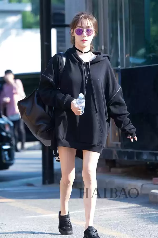 黑皮穿搭显白指南这些颜色让你告别暗沉