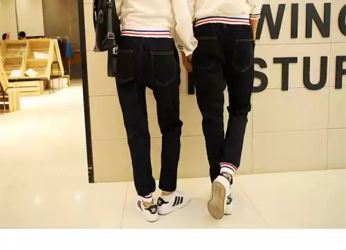 黑色卫衣搭什么裤子这些秘诀让你穿出风采 黑色卫衣搭什么裤子这些秘诀让你穿出风采