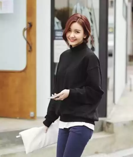 黑色卫衣穿搭全指南 从路人感到高级感一步到位 黑色卫衣穿搭全指南 从路人感到高级感一步到位