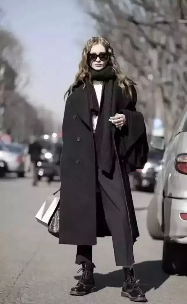 黑色大衣内搭颜色指南 穿出你的冬日高级感 黑色大衣内搭颜色指南 穿出你的冬日高级感