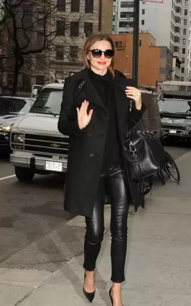 黑色尖头鞋的万能搭配公式 穿出又高又瘦的时髦气场