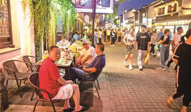 高街密码破解：从香港鬼屋传说到全球剁手圣地的双面传奇