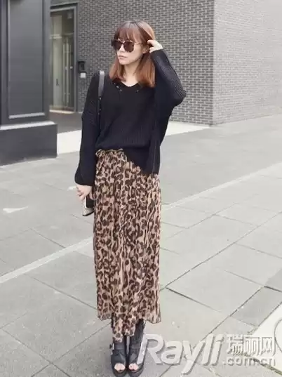 黑色长裙的万能搭配术 这样穿上衣美翻了 黑色长裙的万能搭配术 这样穿上衣美翻了