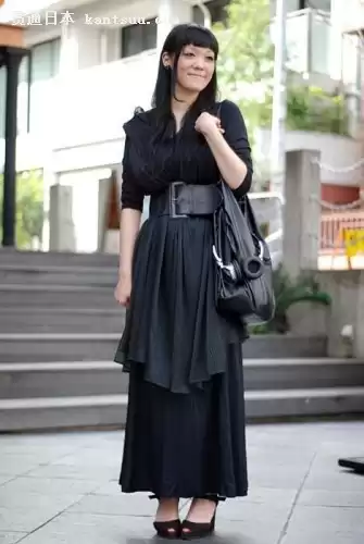 黑色长裙的万能搭配术 这样穿上衣美翻了 黑色长裙的万能搭配术 这样穿上衣美翻了