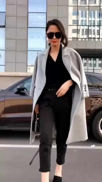 黑风衣别总配小黑裤 今年春天这样穿才真高级