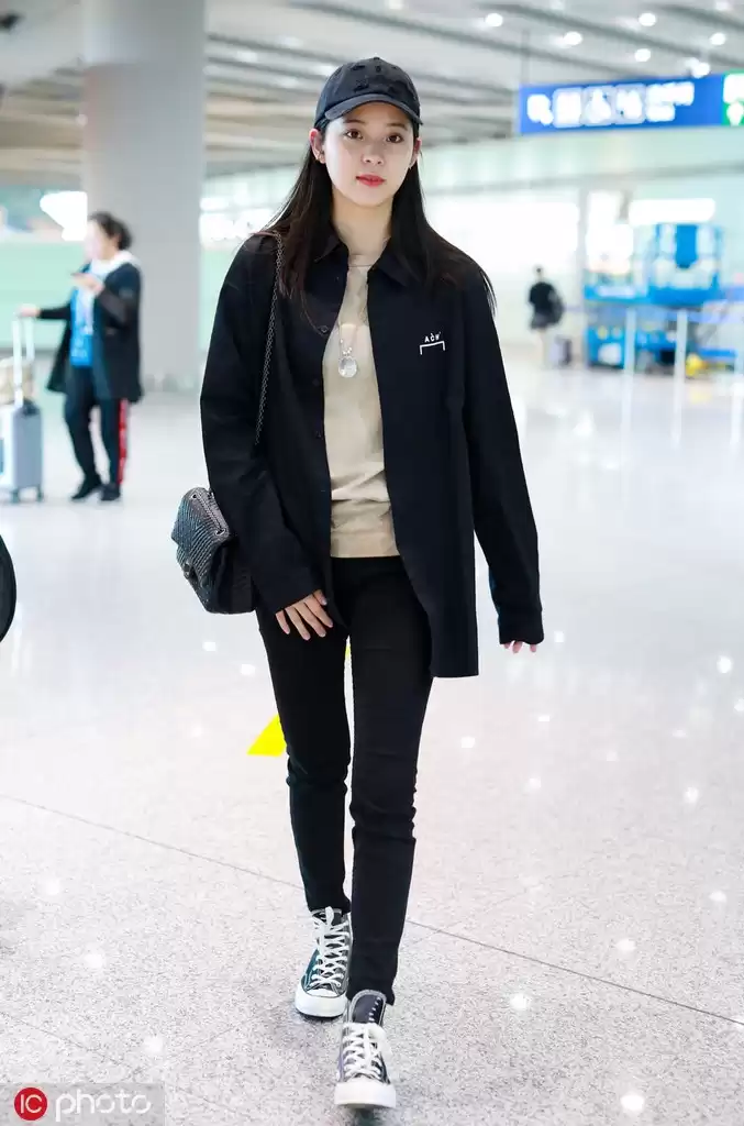 黑色T恤配外套 穿出风格不撞衫的终极指南