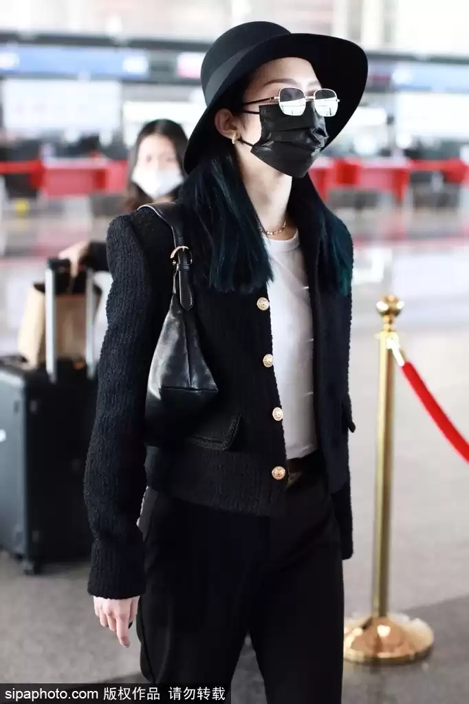 黑色T恤配外套 穿出风格不撞衫的终极指南