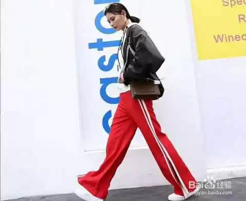 七分喇叭裤穿搭全攻略 这样配上衣时髦又显瘦 七分喇叭裤穿搭全攻略 这样配上衣时髦又显瘦