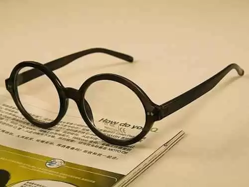 圆脸男生眼镜框挑选秘诀大公开