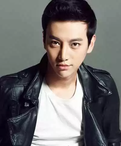 大脸男生发型选择指南 这些发型让你秒变精致型男 大脸男生发型选择指南 这些发型让你秒变精致型男