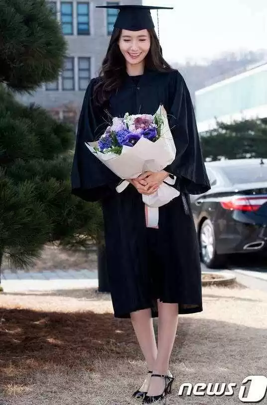 女生学士服内搭穿搭全攻略 毕业照靓丽不出错