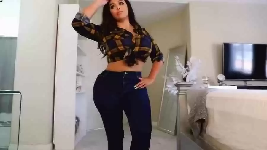 女生这么穿性感魅力轻松拿捏