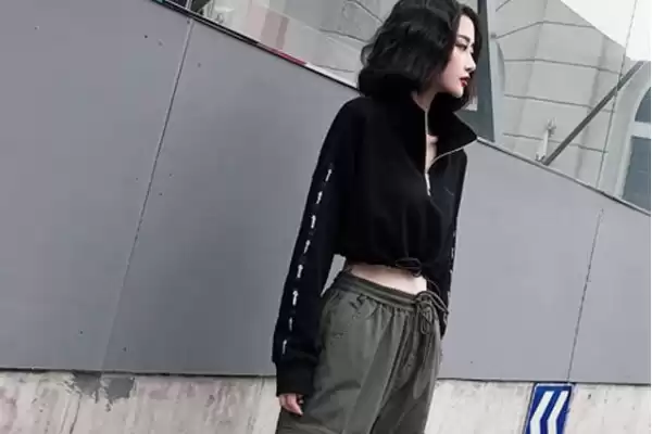 工装裤配上衣的万能公式 穿对秒变时髦精