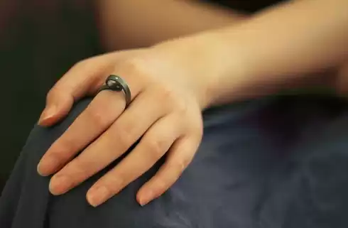 左手食指戴戒指的秘密与深意