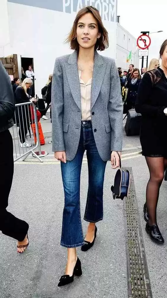 微喇牛仔裤配啥鞋才出彩 这份万能搭配攻略让你从通勤美到派对