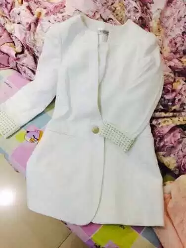 拯救白色外套内搭选择困难症 这些搭配思路让你时髦不重样