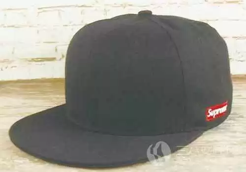 方脸选帽秘籍 轻松柔化棱角戴出时尚感