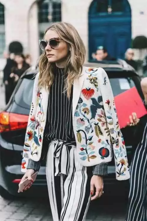 条纹T恤搭外套,这几招让你从普通变惊艳