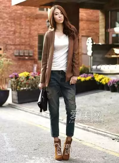 棕色外套的裤子搭配全攻略：从基础到高级穿出秋冬氛围感