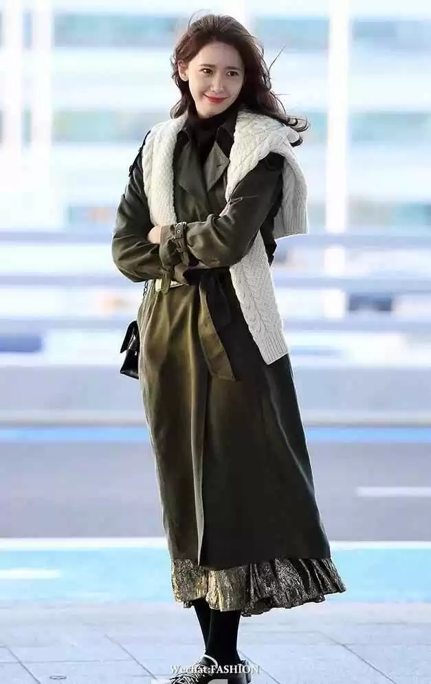 深蓝色风衣内搭指南 穿出你的高级感与好气质