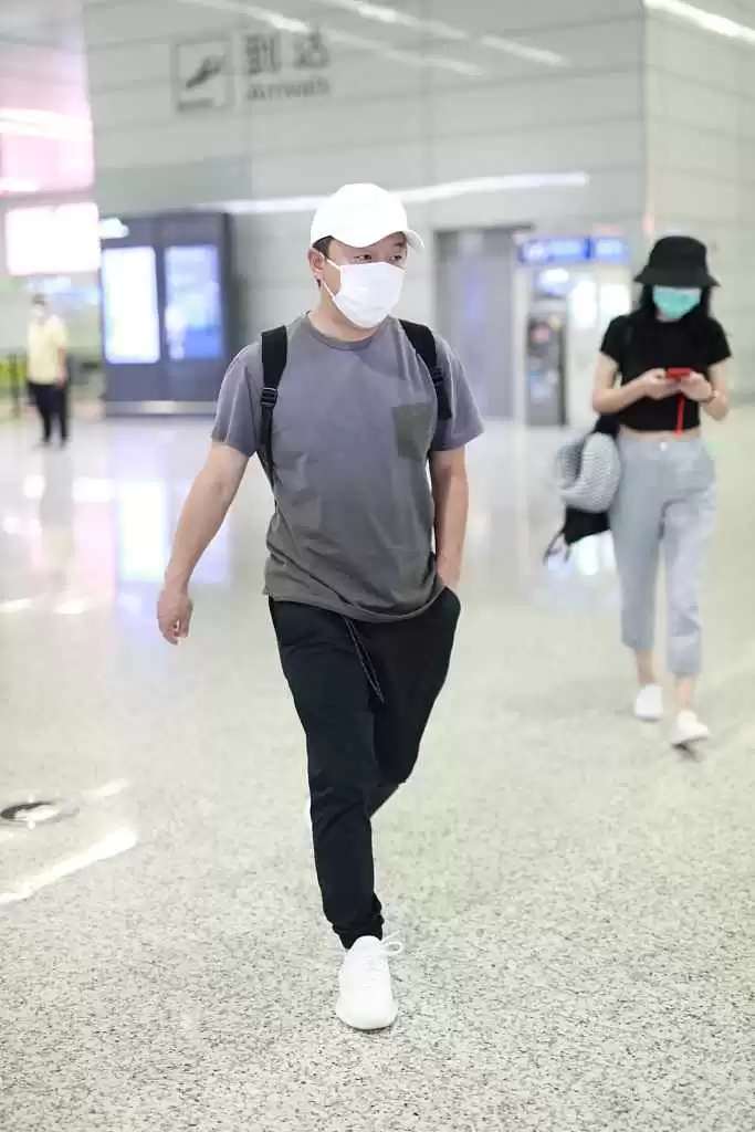 灰色T恤搭配裤子全攻略穿出高级感就这么简单