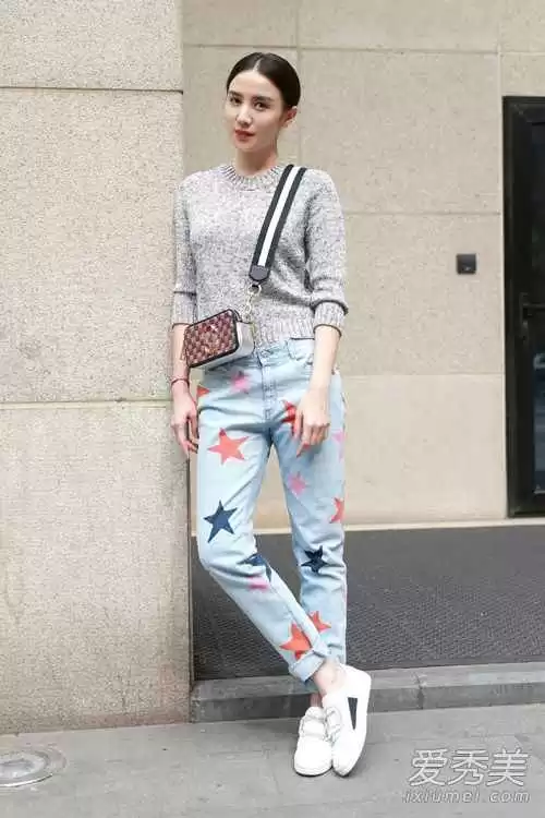 灰色牛仔裤的穿搭密码 从基础到高阶的实用搭配指南