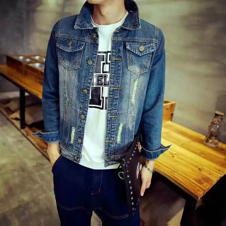 牛仔外套里穿什么才出彩 这些内搭思路让你时髦一整年