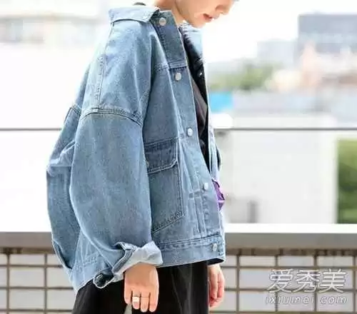 牛仔裤配什么衣服才能不重样？这几招让你从初春穿到深秋