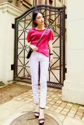 玫红色裤子穿搭指南 轻松穿出高级感