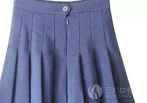 百褶短裙的搭配秘籍 选对上衣秒变时尚焦点