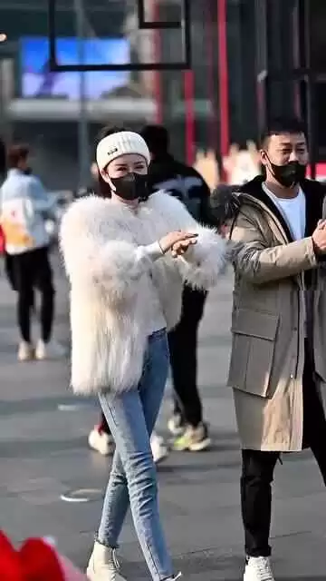 皮草配裤子告别土豪感这些搭配方案让你高级又亲民