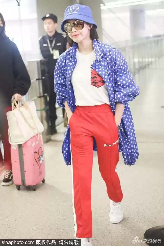 红上衣搭配裤子颜色全攻略让你穿出时尚范儿