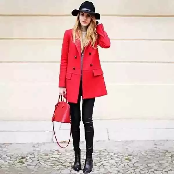 红色大衣配围巾颜色指南 点亮冬日造型的秘诀