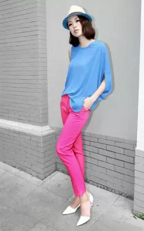 红色衣服搭配裤子的必胜法则 让你轻松穿出高级感