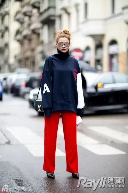 红色裤子穿搭指南 轻松穿出时髦感