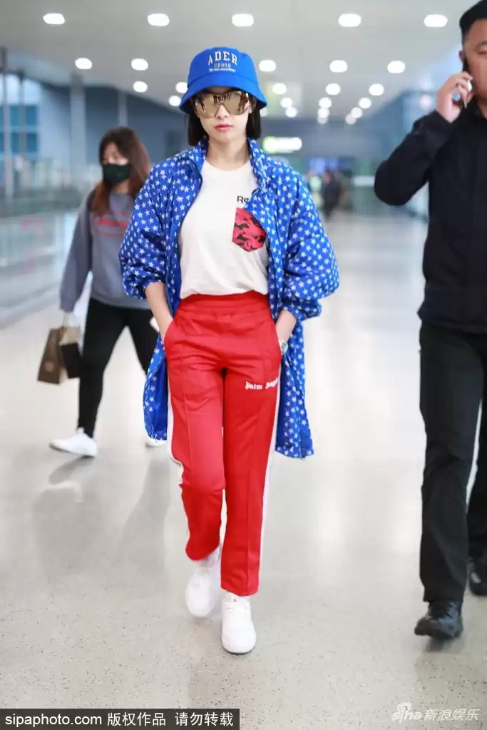 红裤子搭配上衣全攻略 穿出时髦不撞衫