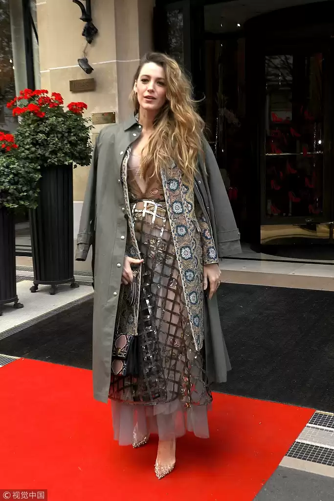 纱裙外套搭配全攻略 穿出仙气又不失温度