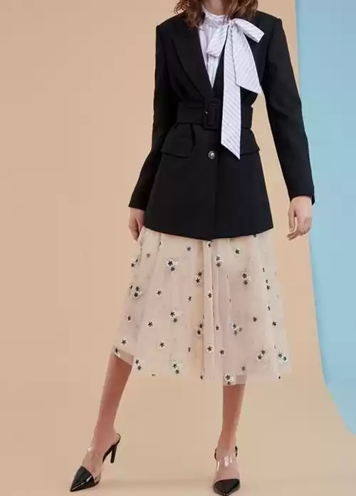 纱裙外套搭配全攻略 穿出仙气又不失温度